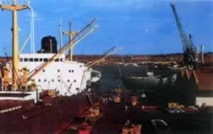 我国与安哥拉建立外交关系