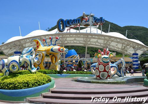香港海洋公园开放，是当时远东最大规模的海洋主题公园(todayonhistory.com.cn)