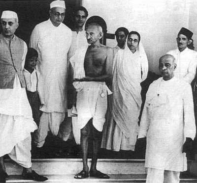 尼赫鲁任印度共和国第一任总理（历史上的今天。中國）