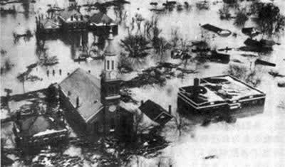 美国遭受严重水灾，100万人无家可归（TodayinHistory.cn）