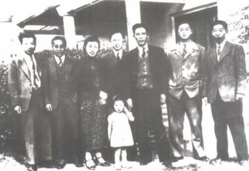 科学家钱学森从美国归来(Todayonhistory.com)