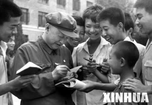 科学家钱学森从美国归来(Todayonhistory.com)