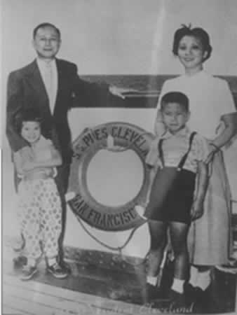 科学家钱学森从美国归来(Todayonhistory.com)