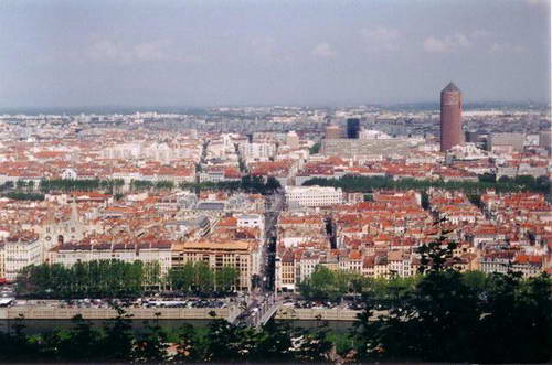 法国里昂纺织工人举行起义(LSSDJT.COM)