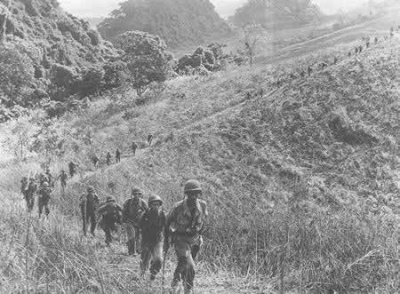 法国伞兵部队在老挝边境着陆