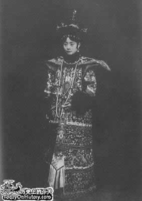 退位皇帝溥仪举行结婚大礼