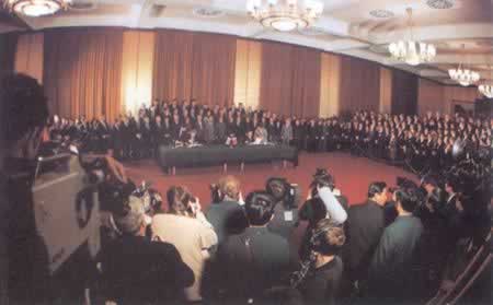 1984年12月19日 《中英关于香港问题的联合声明》签署（图片来源：历史上的今天TodayOnHistory.com）