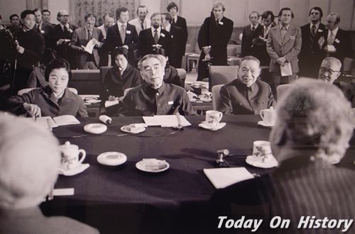 中国与澳大利亚建交之际