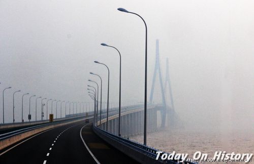 通向舟山岛的跨海大桥