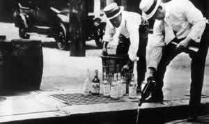 美国撤销禁酒令举国欢呼