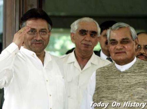 巴基斯坦总统穆沙拉夫(左)与印度总理瓦杰帕伊(右)及印度外交部长辛格(中)