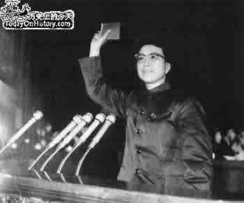 老帅大闹怀仁堂(转自:todayonhistory.com)