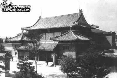 老帅大闹怀仁堂(转自:todayonhistory.com)