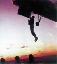 约翰·格林成为美国第一个环绕地球飞行的太空人（历史上的今天。中国）