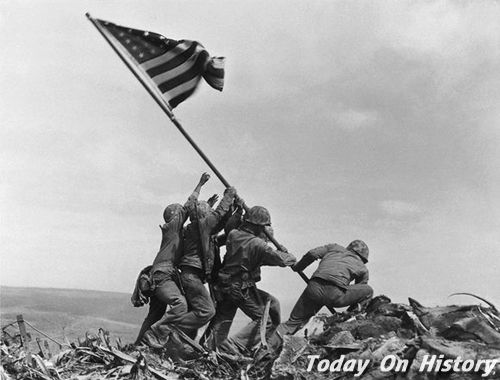 ​《美军士兵在硫磺岛竖起国旗》