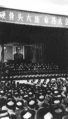 国防部授予某部六连“硬骨头六连”称号