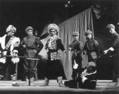 现代京剧《红灯记》等被树为革命样板戏（历史上的今天。中國）