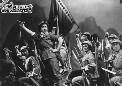 现代京剧《红灯记》等被树为革命样板戏（历史上的今天。中國）
