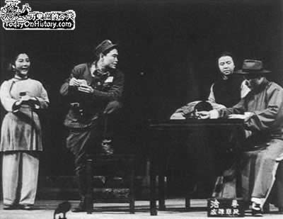 现代京剧《红灯记》等被树为革命样板戏（历史上的今天。中國）