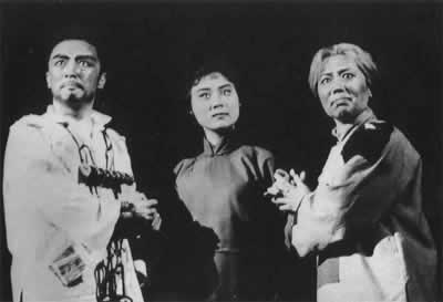 现代京剧《红灯记》等被树为革命样板戏（历史上的今天。中國）