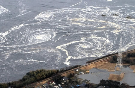 日本东海岸发生9级大地震并引发海啸