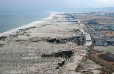 日本东海岸发生9级大地震并引发海啸