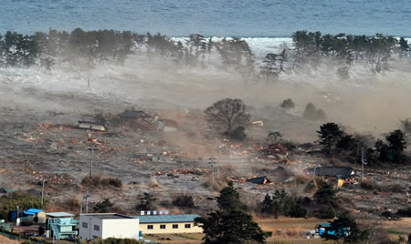 日本东海岸发生9级大地震并引发海啸