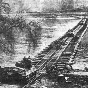 美军横渡莱茵河(转自：todayonhistory.com)