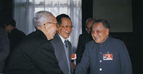 七届人大一次会议中的邓小平