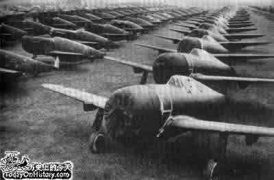 美国飞机第一次轰炸柏林（历史上的今天。中國）