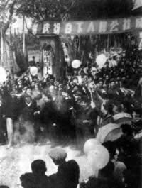 城市人民公社挂牌(转自：todayonhistory.com)