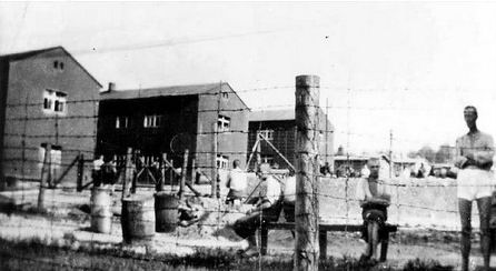 1944年，集中营中的一名被关押者秘密拍摄了布痕瓦尔德主要的一座集中营。