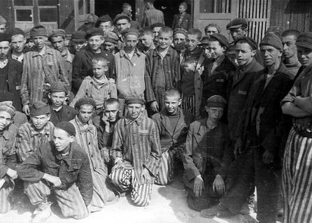 一群在1945年4月获得解放的集中营被关押者。