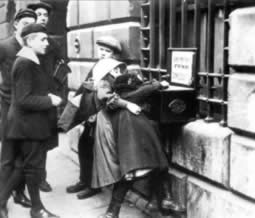 皇家邮轮泰坦尼克号在北大西洋撞上冰山(TodayOnHistory.COM)