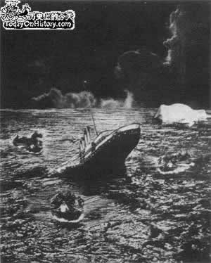 皇家邮轮泰坦尼克号在北大西洋撞上冰山(TodayOnHistory.COM)
