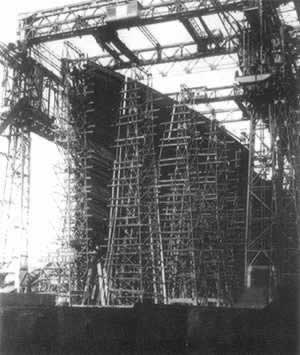 皇家邮轮泰坦尼克号在北大西洋撞上冰山(TodayOnHistory.COM)