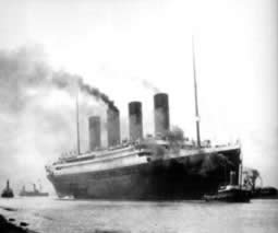 皇家邮轮泰坦尼克号在北大西洋撞上冰山(TodayOnHistory.COM)