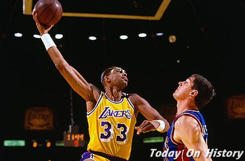 “天勾”贾巴尔（左一）