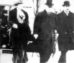 美国金融家摩根诞辰