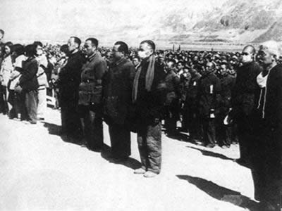 王若飞、叶挺、秦邦宪、邓发等因飞机失事遇难