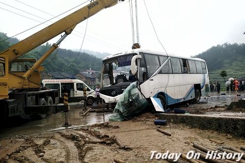 湖南新宁旅游大巴侧翻事故现场