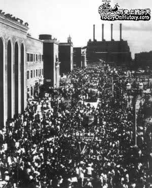 我国第一批解放牌汽车试制成功(Todayonhistory.com)