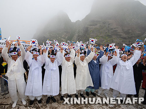 大批韩国人在独岛手举国旗抗议