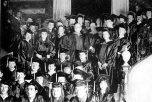 法国时装设计师皮尔&middot;卡丹诞辰(TodayinHistory.cn)