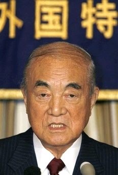 日本首相首次正式参拜靖国神社