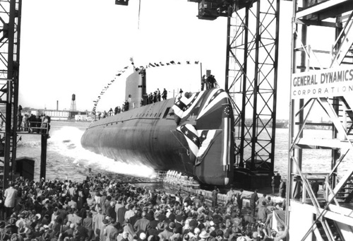 美国制造的第一艘核动力潜艇 “鹦鹉螺”号穿过北极