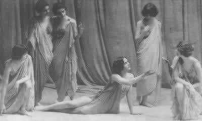 现代舞蹈创始人邓肯逝世(TodayinHistory.cn)