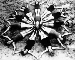 现代舞蹈创始人邓肯逝世(TodayinHistory.cn)