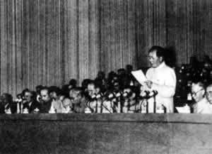 中共“八大”提出当前主要矛盾不再是阶级斗争